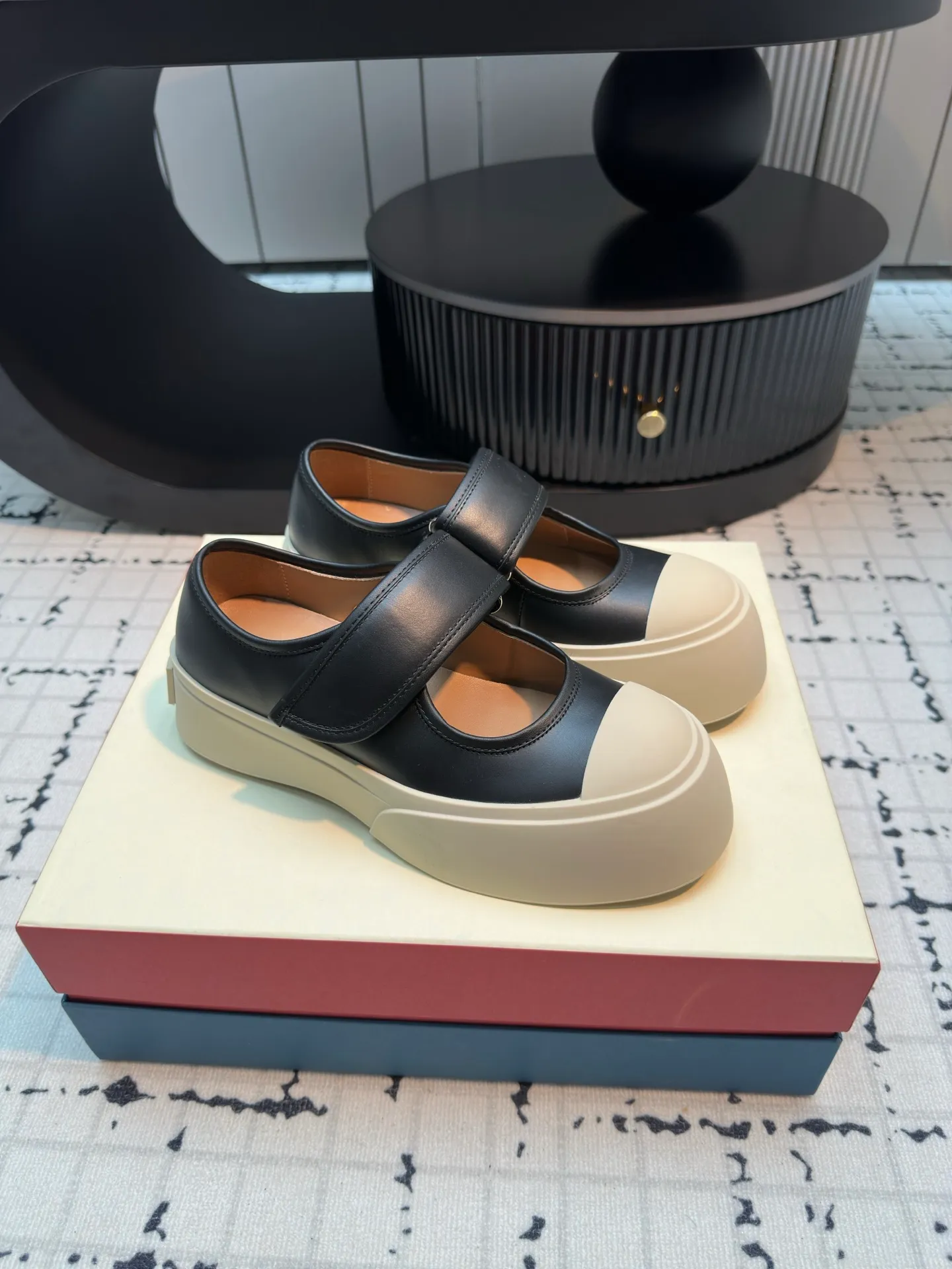 👟👟Ex-factory price 480👟👟 Large lace-up shoes, the cutest baby shoes in history. This year’s new colors are really beautiful, very fresh, and not bulky at all! A brand from an independent Italian designer, it has now become a famous brand in the international fashion industry. Since its establishment in 1994, the brand has expanded from women's clothing to men's clothing, bags, jewelry and glasses, and its product content is extremely rich! Marni's designs are not only bold in color and innovative in tailoring, but also very proud of its pure Italian origins. Not only are all its finished products produced in Italy, but they are also not authorized to operate, and the brands are all controlled by family members.  Upper: imported calfskin, lining/feet: cowhide laminated to high-density elastic latex, sole: rubber outsole, 4cm thick sole to lengthen legs, code number: 35/40 (40 is custom-made, non-refundable, non-exchangeable)